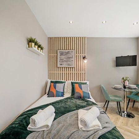 Stunning Heathrow Studios - Parking - Garden London Exterior foto