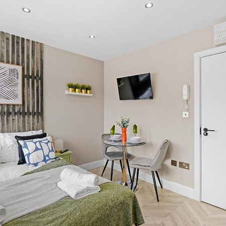 Stunning Heathrow Studios - Parking - Garden London Exterior foto