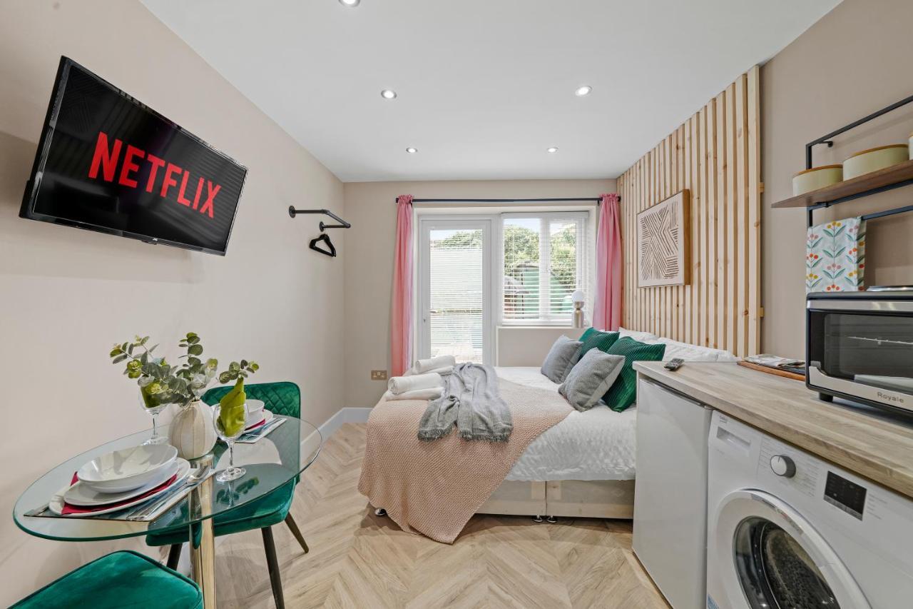 Stunning Heathrow Studios - Parking - Garden London Exterior foto