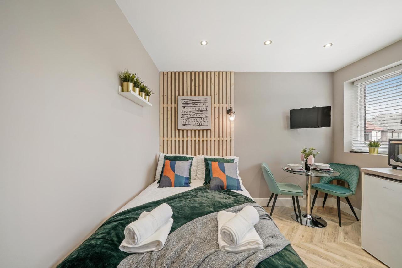 Stunning Heathrow Studios - Parking - Garden London Exterior foto
