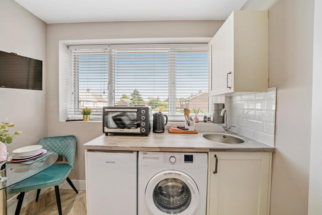 Stunning Heathrow Studios - Parking - Garden London Exterior foto