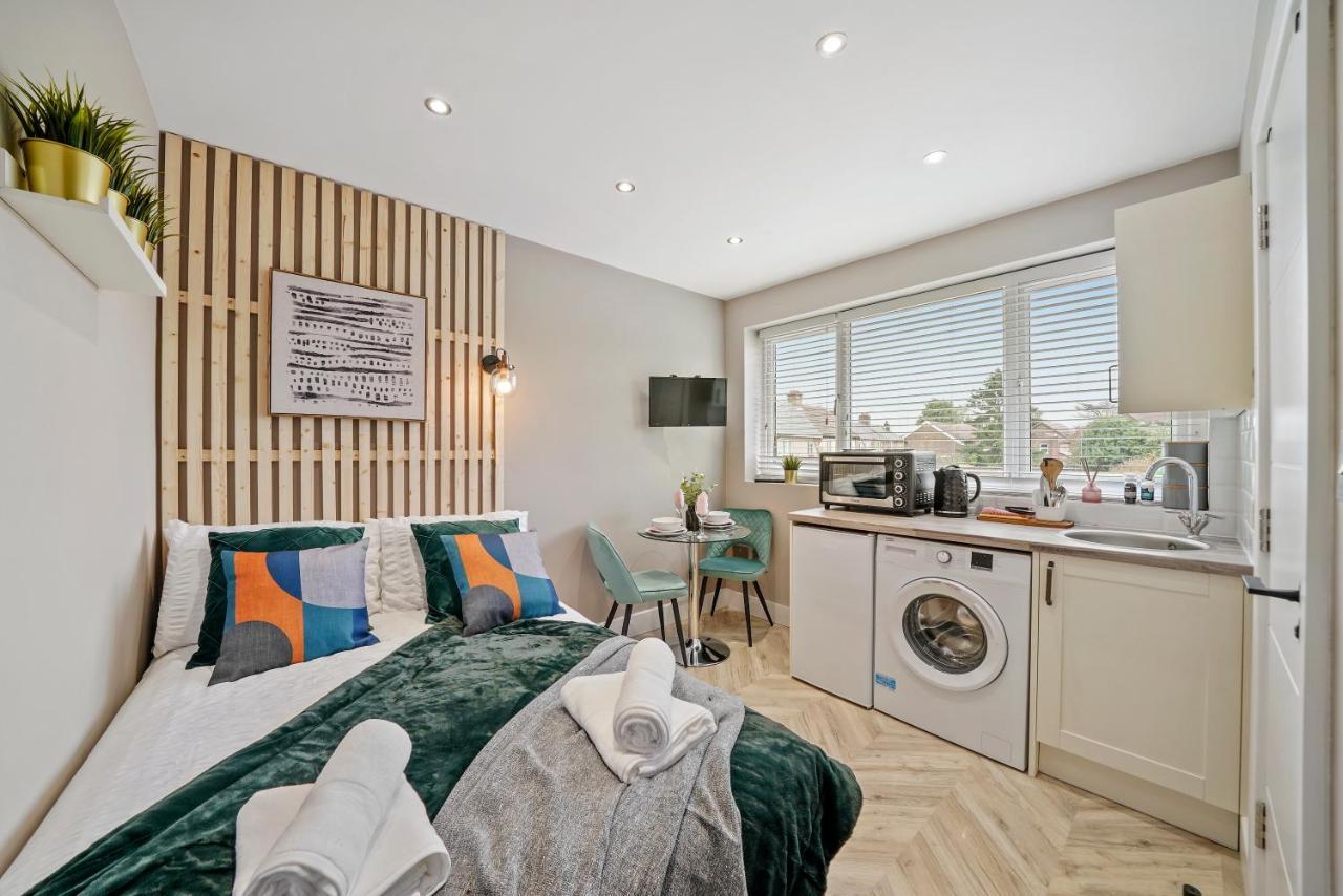 Stunning Heathrow Studios - Parking - Garden London Exterior foto