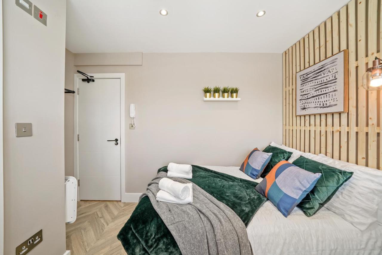 Stunning Heathrow Studios - Parking - Garden London Exterior foto