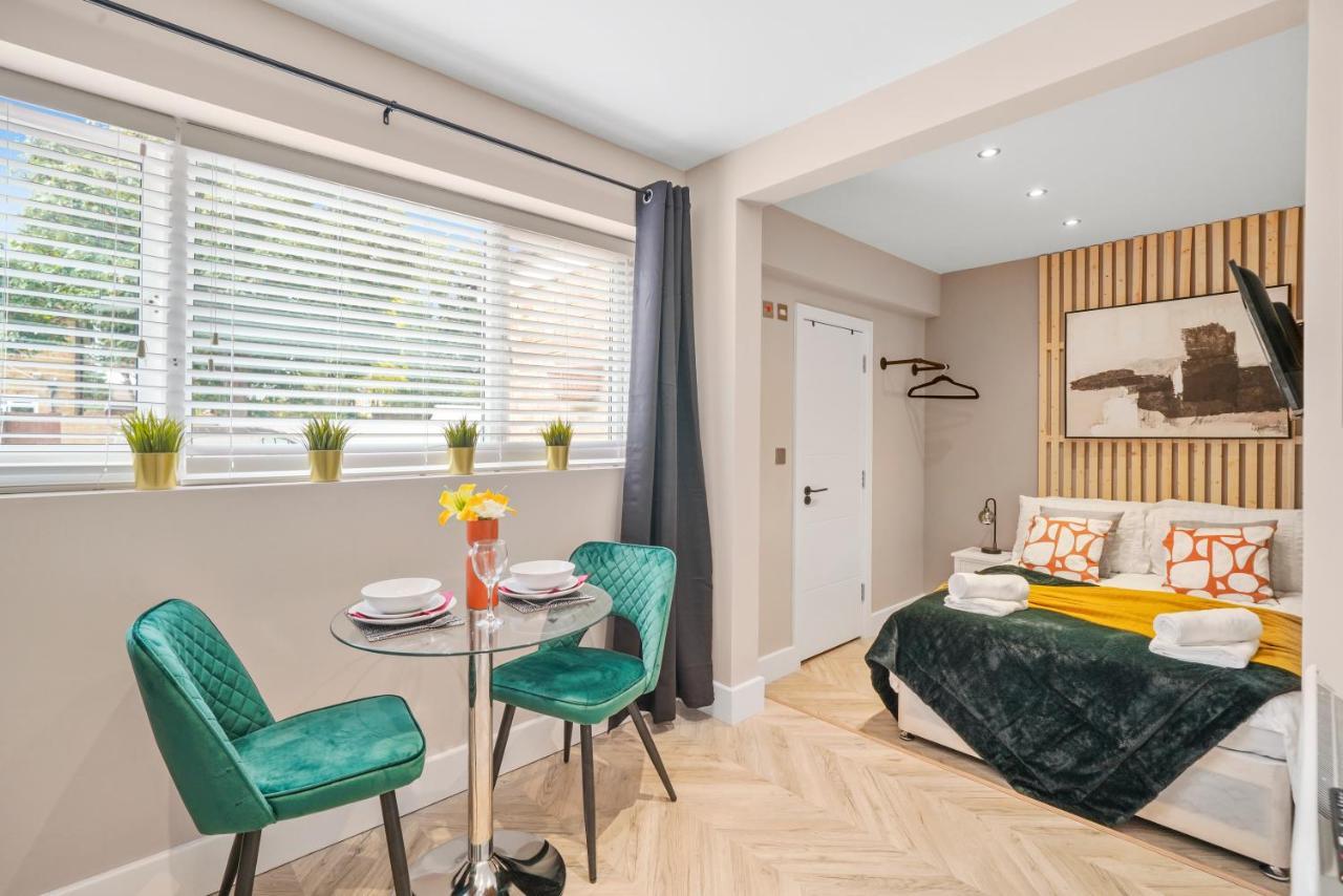 Stunning Heathrow Studios - Parking - Garden London Exterior foto
