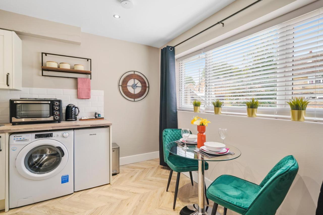 Stunning Heathrow Studios - Parking - Garden London Exterior foto