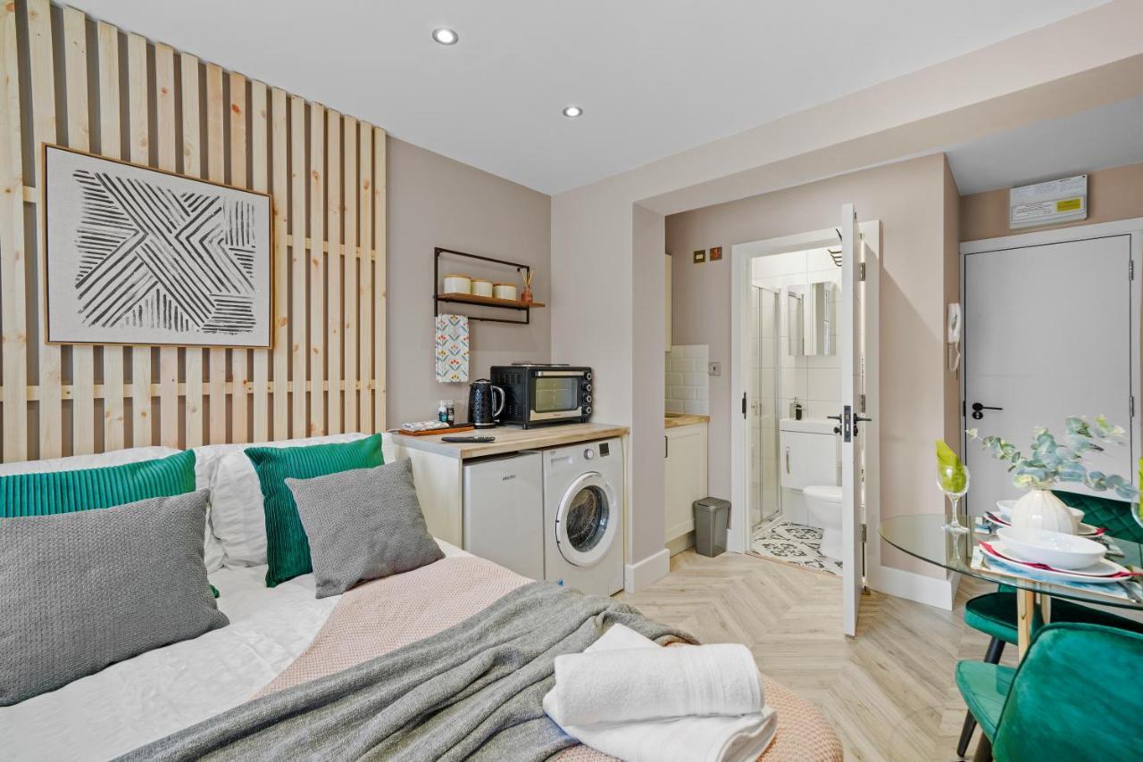Stunning Heathrow Studios - Parking - Garden London Exterior foto