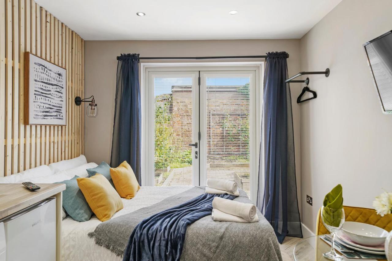 Stunning Heathrow Studios - Parking - Garden London Exterior foto