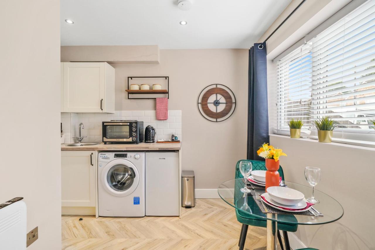 Stunning Heathrow Studios - Parking - Garden London Exterior foto