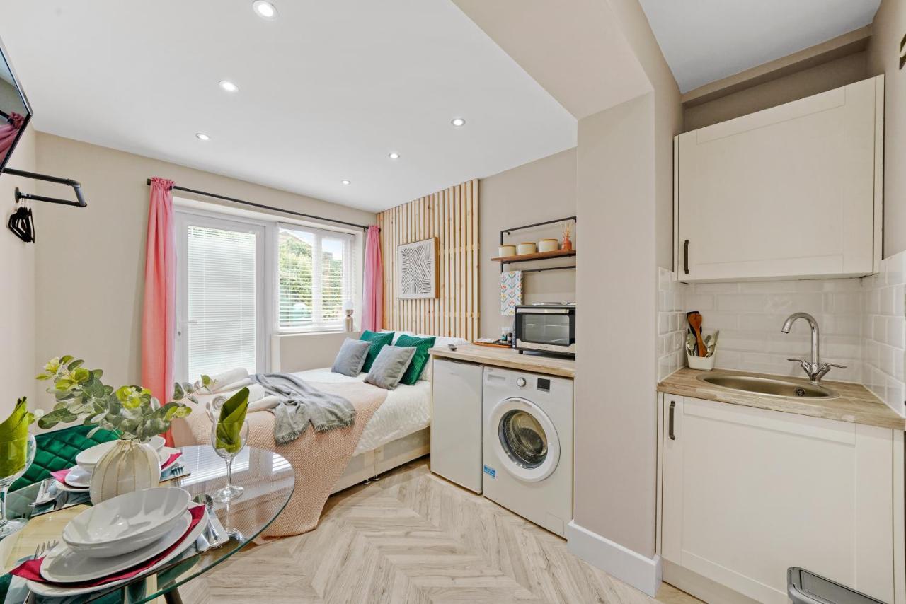 Stunning Heathrow Studios - Parking - Garden London Exterior foto