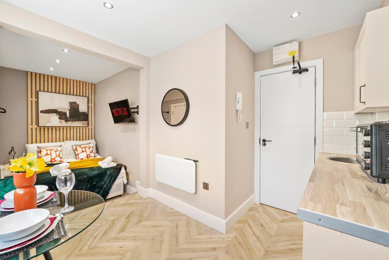 Stunning Heathrow Studios - Parking - Garden London Exterior foto