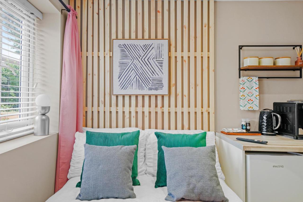 Stunning Heathrow Studios - Parking - Garden London Exterior foto
