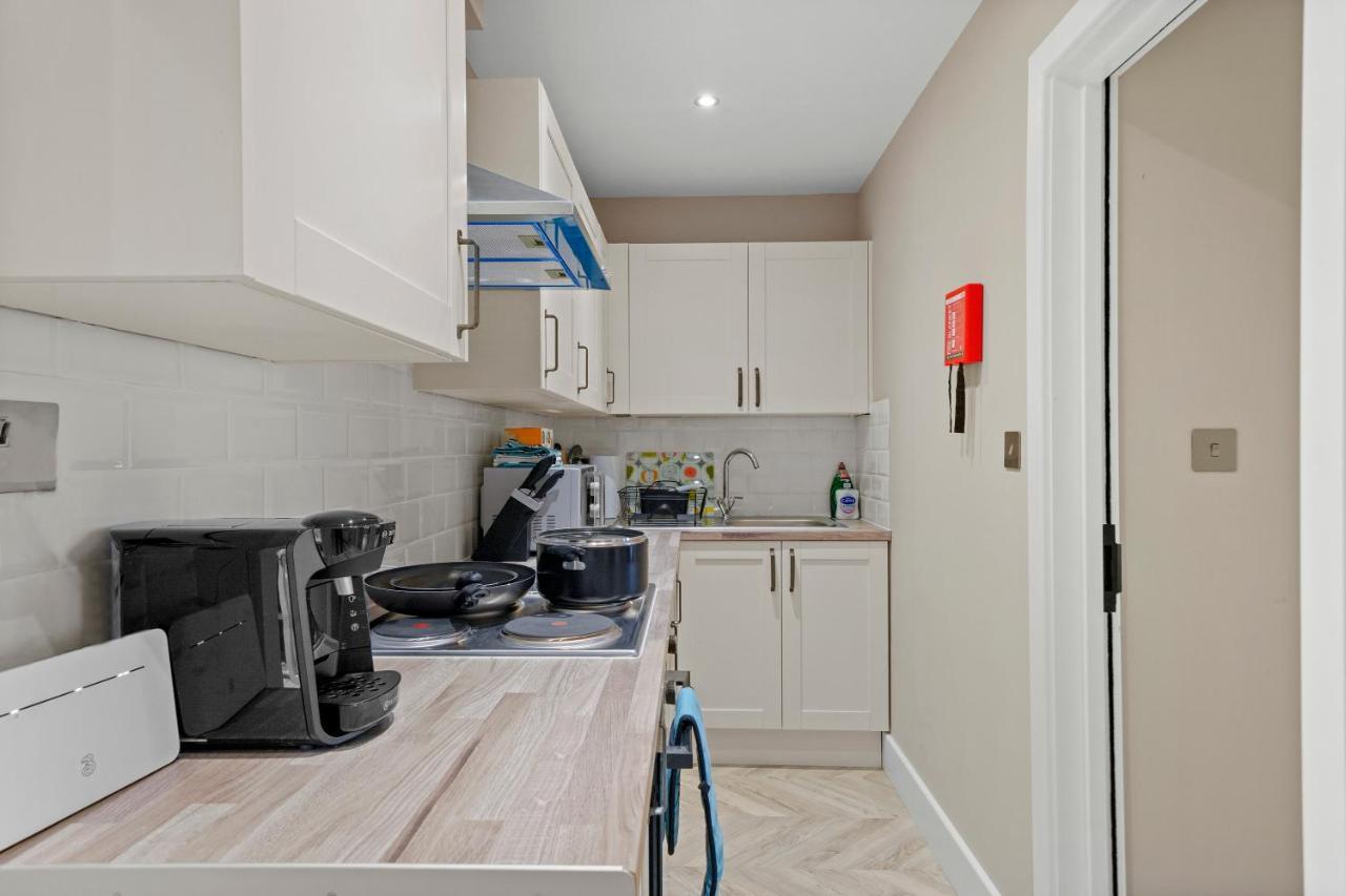 Stunning Heathrow Studios - Parking - Garden London Exterior foto