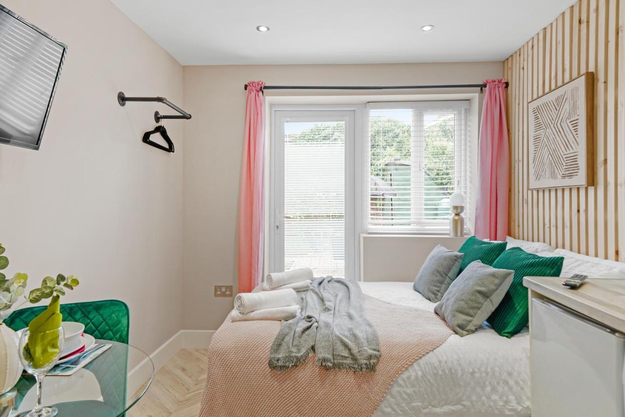 Stunning Heathrow Studios - Parking - Garden London Exterior foto