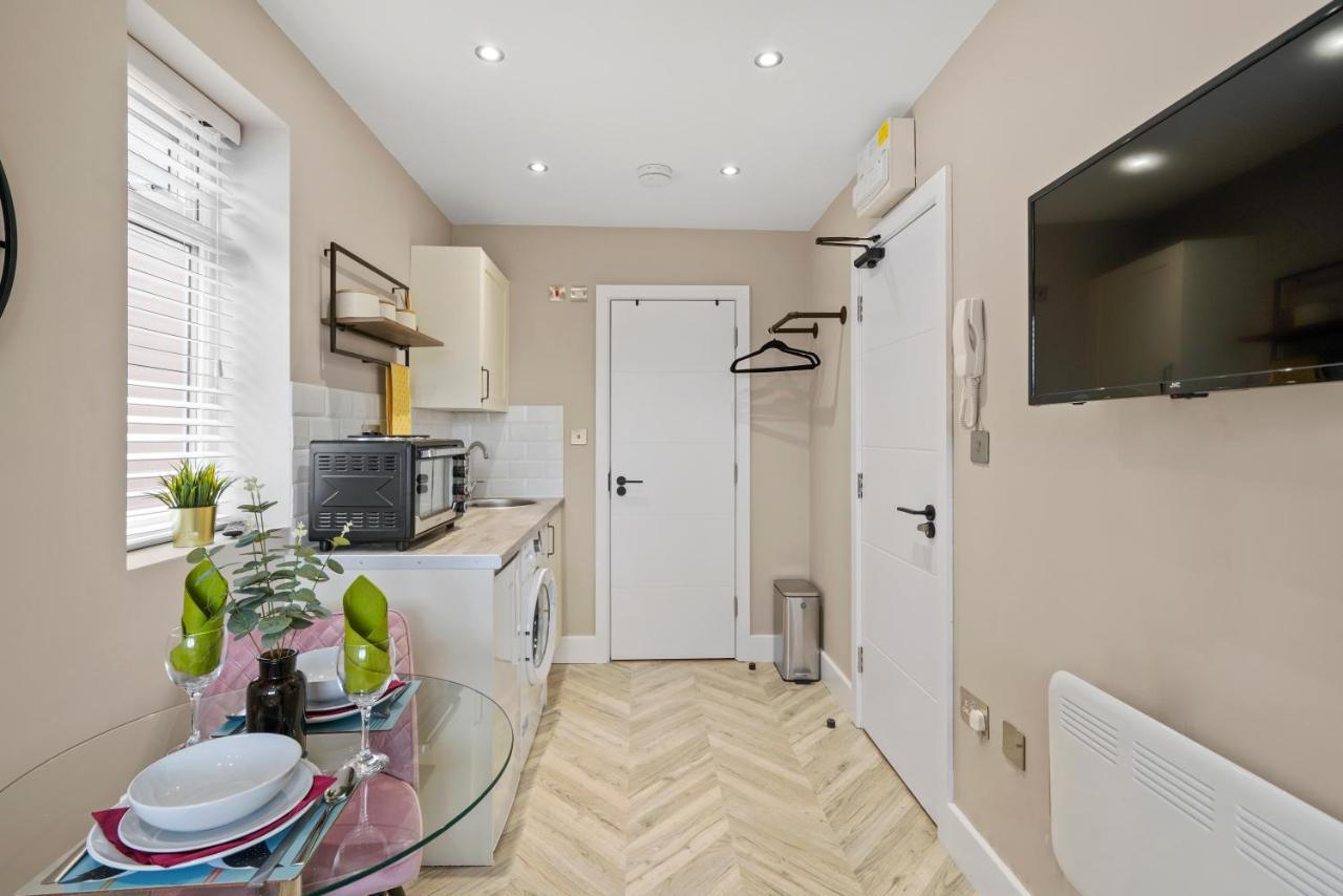 Stunning Heathrow Studios - Parking - Garden London Exterior foto