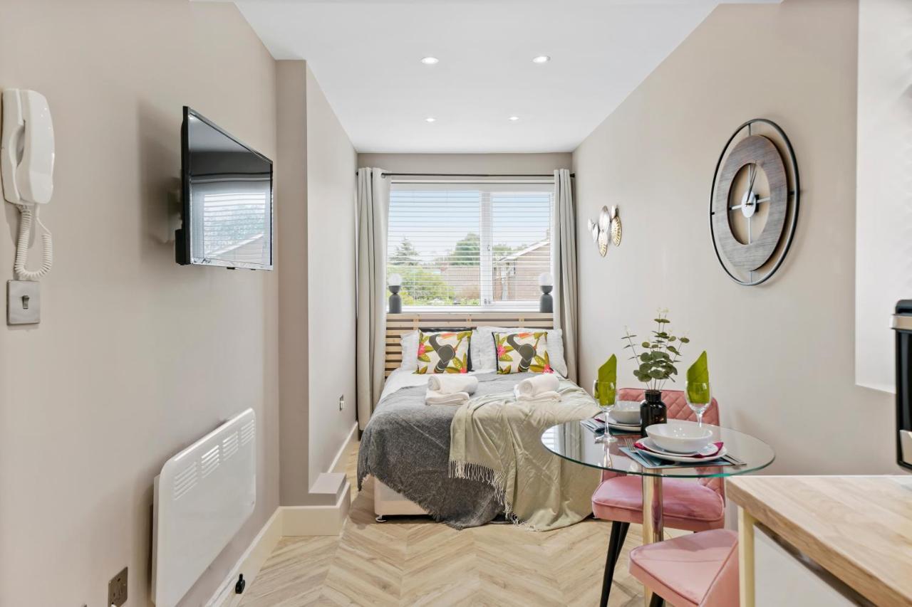Stunning Heathrow Studios - Parking - Garden London Exterior foto