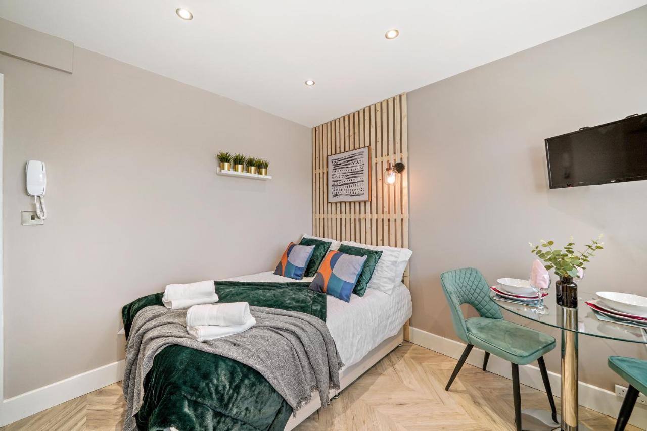 Stunning Heathrow Studios - Parking - Garden London Exterior foto