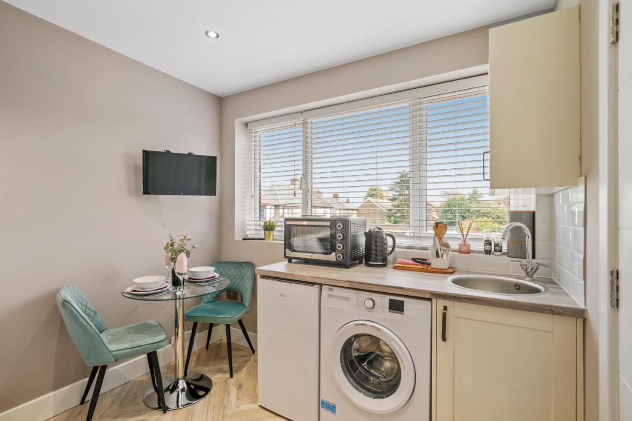 Stunning Heathrow Studios - Parking - Garden London Exterior foto