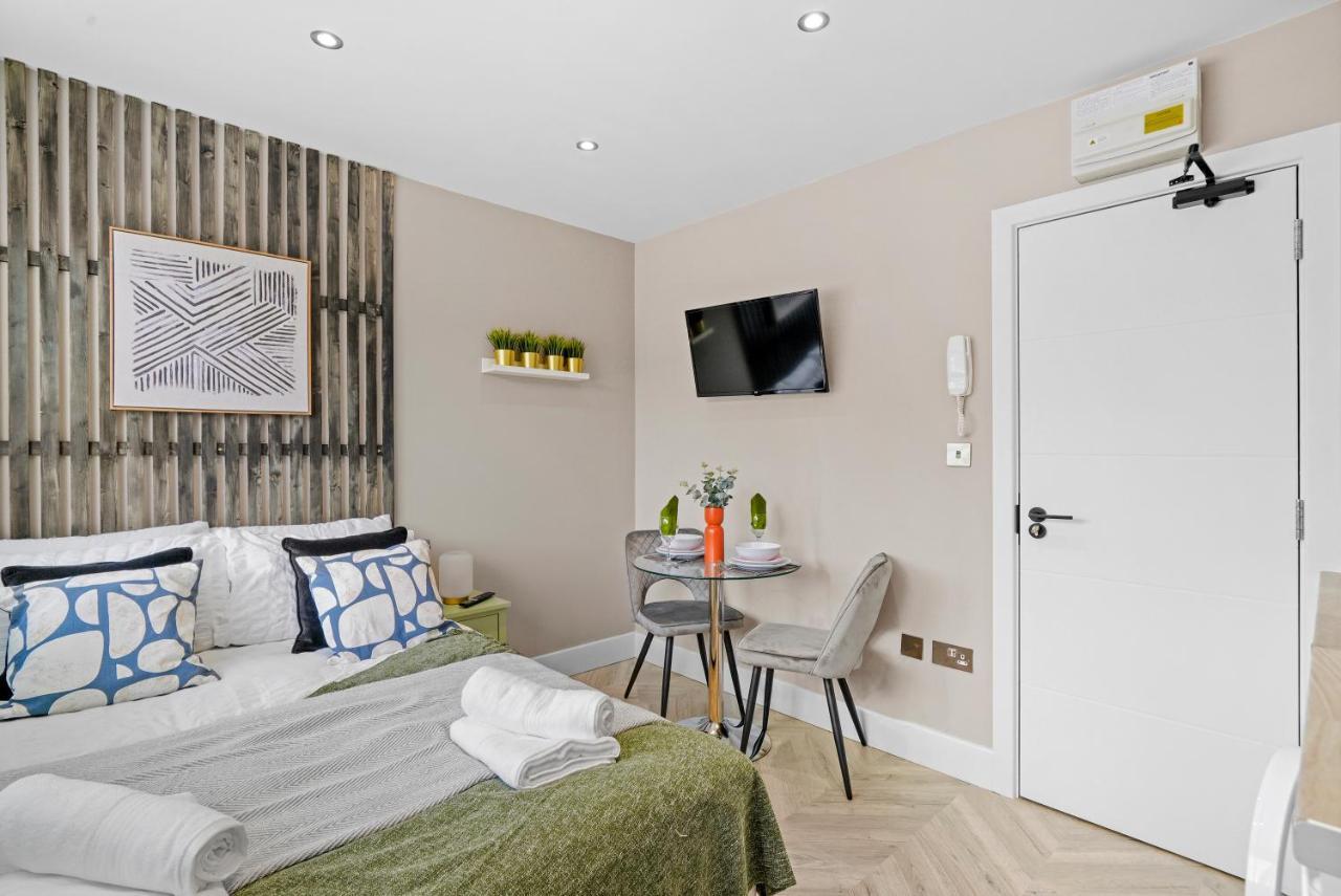 Stunning Heathrow Studios - Parking - Garden London Exterior foto