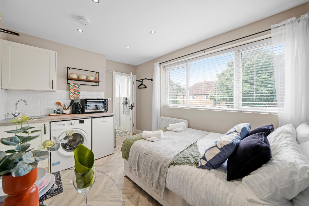 Stunning Heathrow Studios - Parking - Garden London Exterior foto