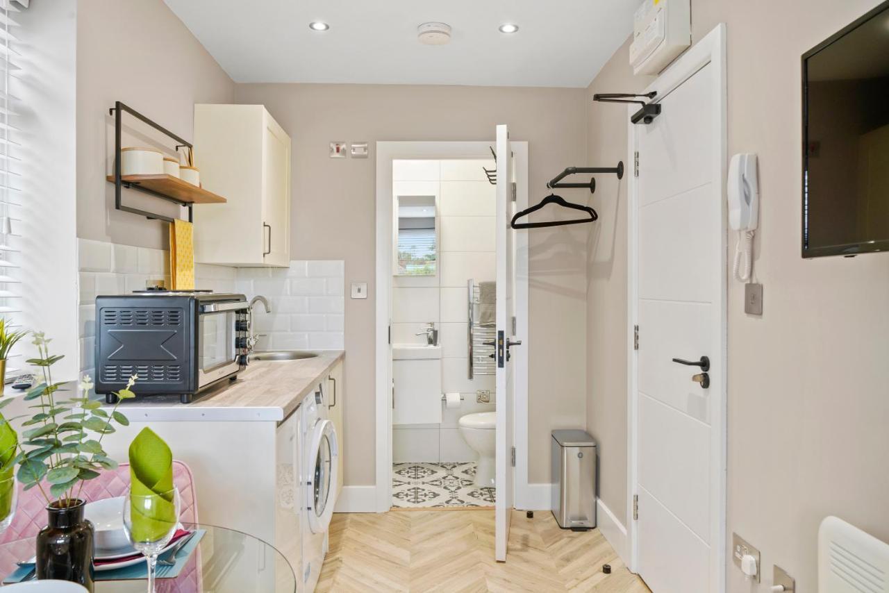 Stunning Heathrow Studios - Parking - Garden London Exterior foto