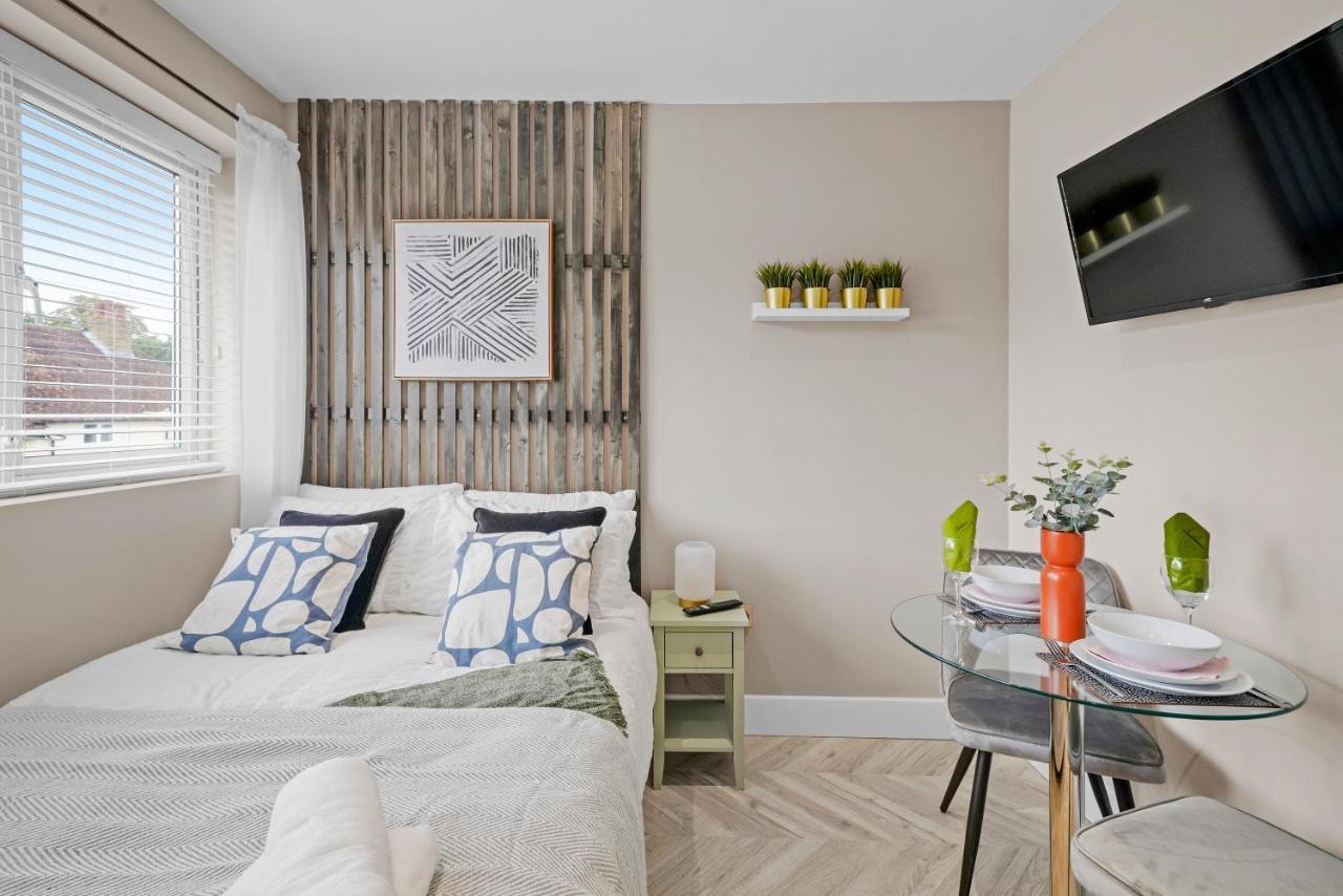 Stunning Heathrow Studios - Parking - Garden London Exterior foto