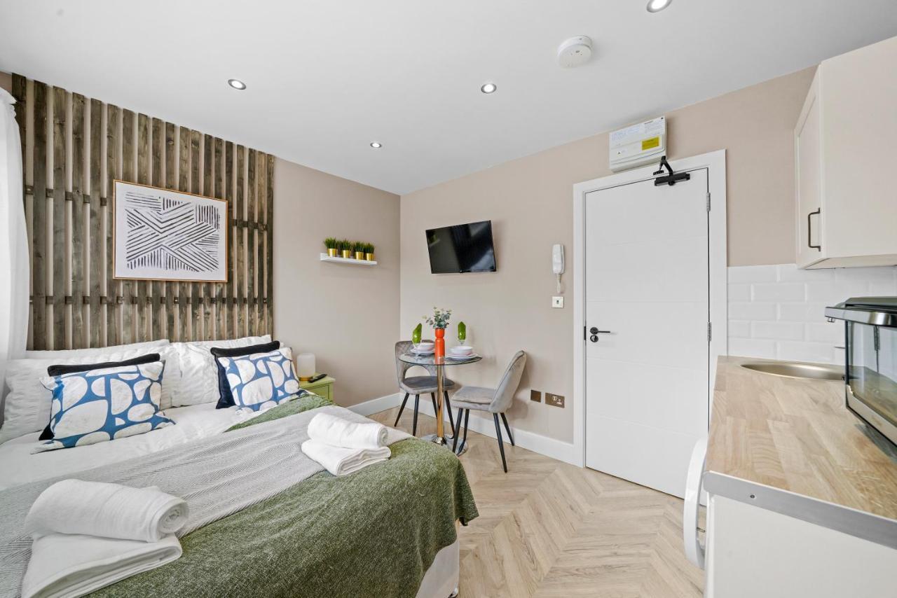 Stunning Heathrow Studios - Parking - Garden London Exterior foto