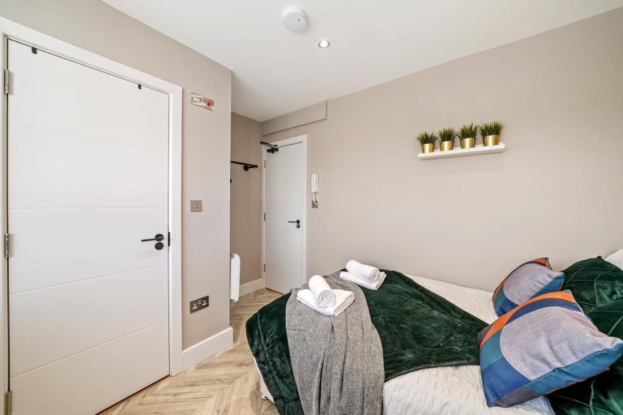 Stunning Heathrow Studios - Parking - Garden London Exterior foto
