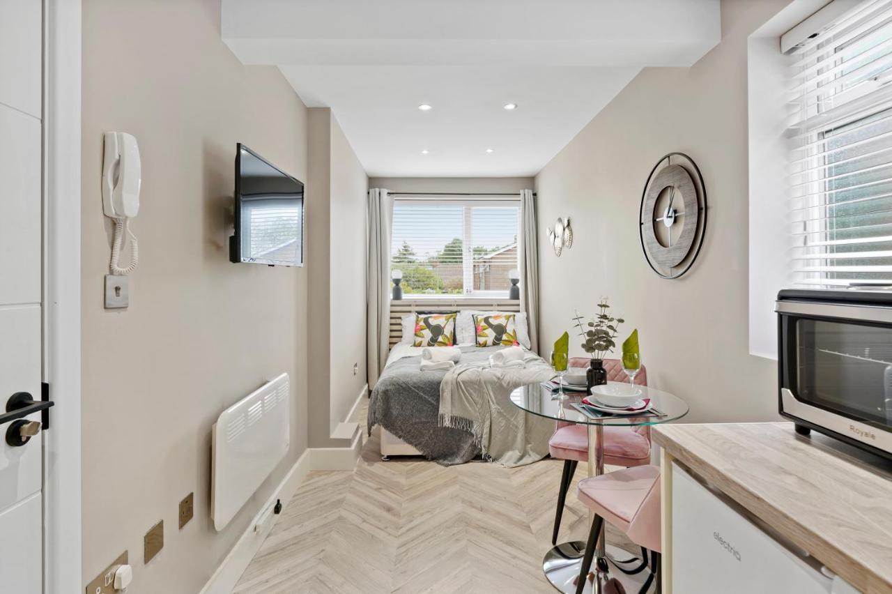 Stunning Heathrow Studios - Parking - Garden London Exterior foto